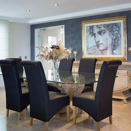 Party, Celebration Villa In Marbella Bed & Breakfast