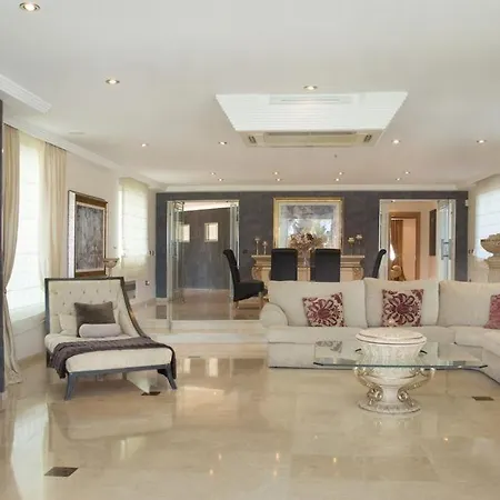 Party, Celebration Villa In Marbella Bed & Breakfast